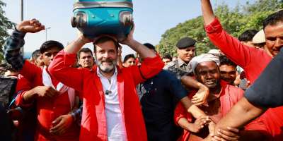 Why did Rahul Gandhi become a coolie, what is the politics behind it? - Satya Hindi