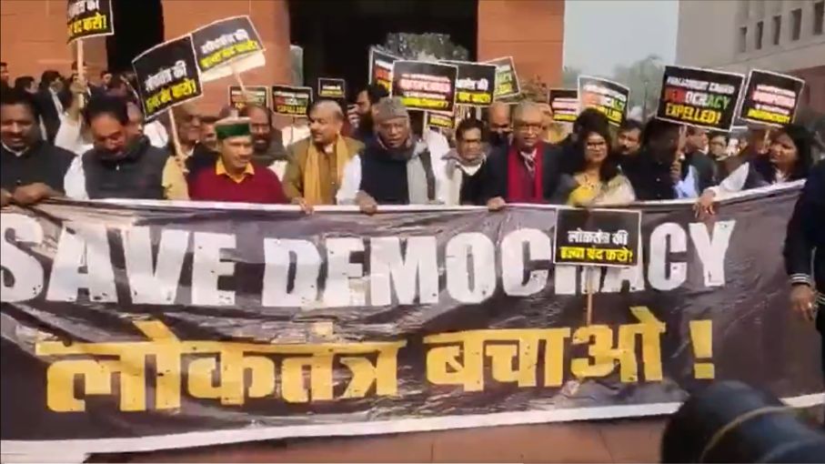 सांसद निलंबन: विपक्ष ने संसद से निकाला मार्च, कहा-&nbsp;'लोकतंत्र बचाओ'