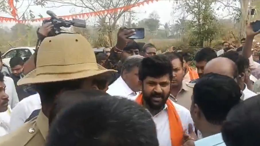 कर्नाटक के ग्रामीणों ने बीजेपी सांसद को राम मंदिर कार्यक्रम से भगा क्यों दिया?