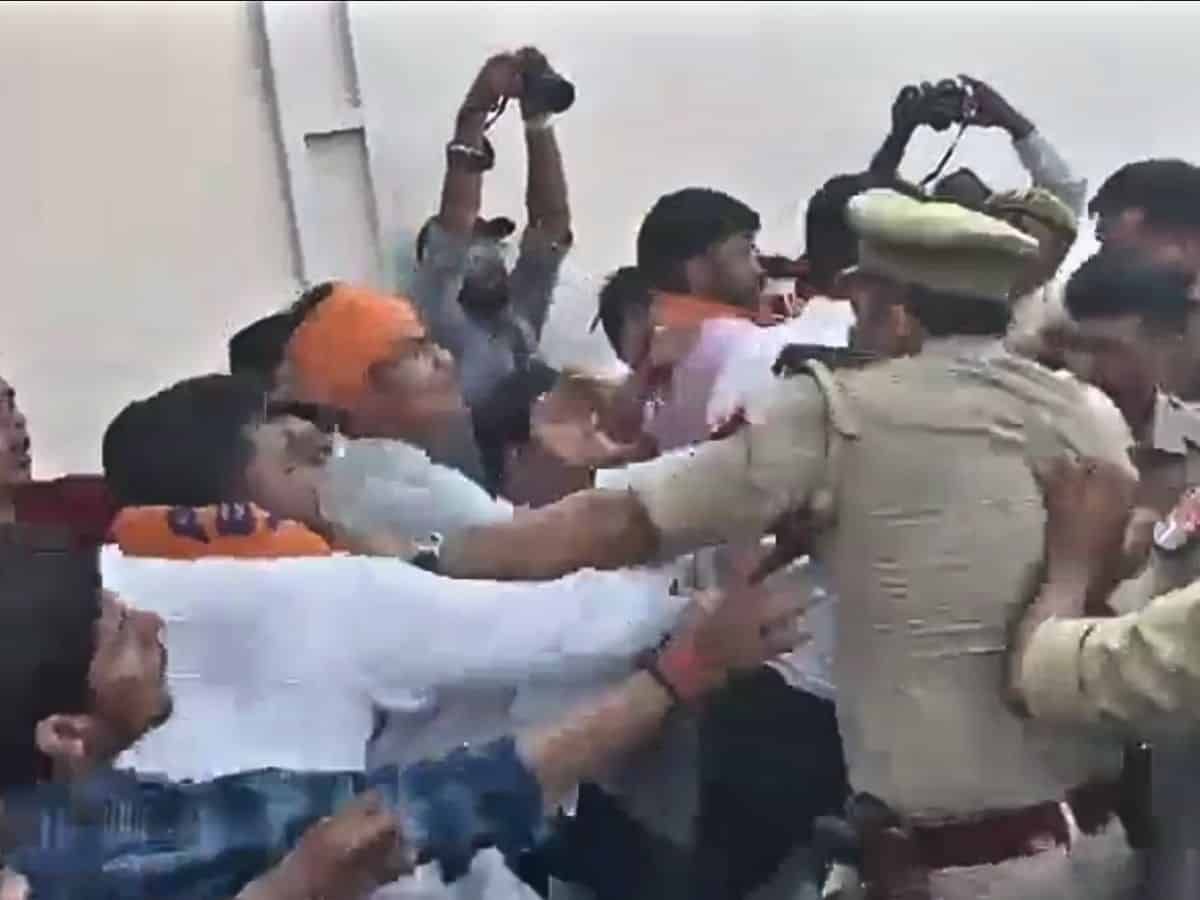 ABVP workers beat up Vice Chancellor in Gorakhpur - Satya Hindi