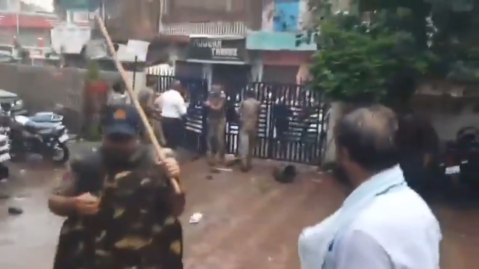 एमपीः पैगंबर पर टिप्पणी के खिलाफ थाने&nbsp;पर भीड़ का हमला, कई पुलिस वाले घायल
