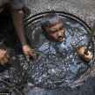modi washes feet of sanitation workers, takes no step to stop deaths in sewage tanks - Satya Hindi