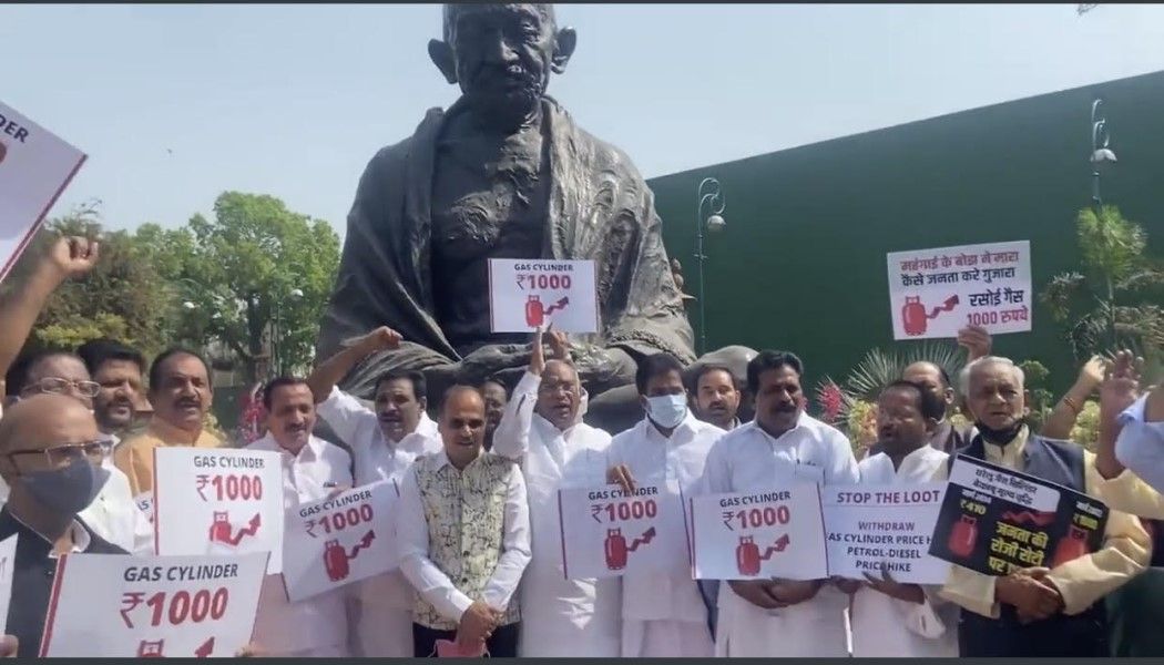 Distribution of literature placards prohibited in Parliament - Satya Hindi