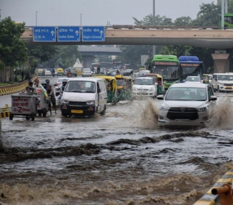 आंधी, बारिश से मौसम बदला, पर मुसीबत भी आई, फ्लाइट में बाधा, ट्रैफिक जाम