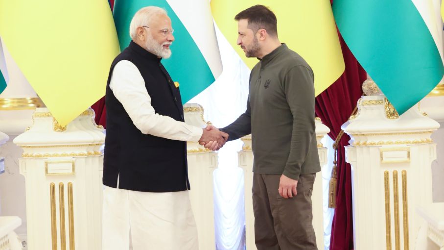 क्या पीएम मोदी की ‘झप्पी डिप्लोमेसी’ भारत को नये संकटों में धकेल रही है?