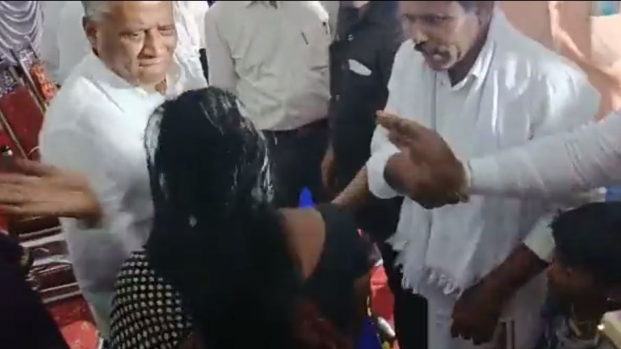 कर्नाटक: मंत्री ने&nbsp;फरियादी महिला को मारा थप्पड़, विवाद
