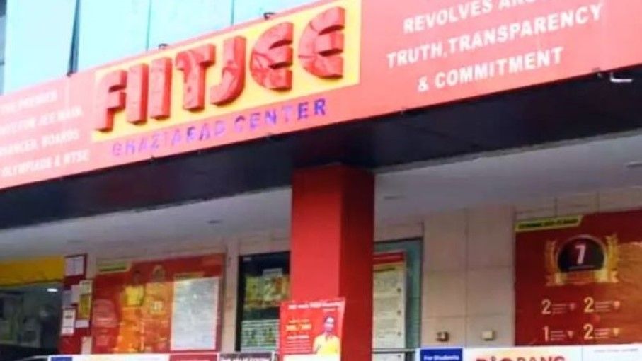 FIITJEE: कई शहरों में सेंटर बंद, FIR दर्ज, स्टूडेंट्स से खिलवाड़, सरकार तमाशबीन