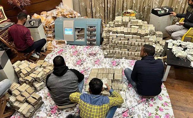 150 crore recovered from the house of a pro-SP perfume trader, had to order a note counting machine, Was there a GST and IT Raid on the perfume trader Piyush Jain for being a Samajwadi Party supporter? - Satya Hindi