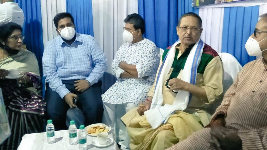 फर्जी टीकाकरण केंद्र के आरोपी संग&nbsp;टीएमसी नेताओं की तसवीरें वायरल