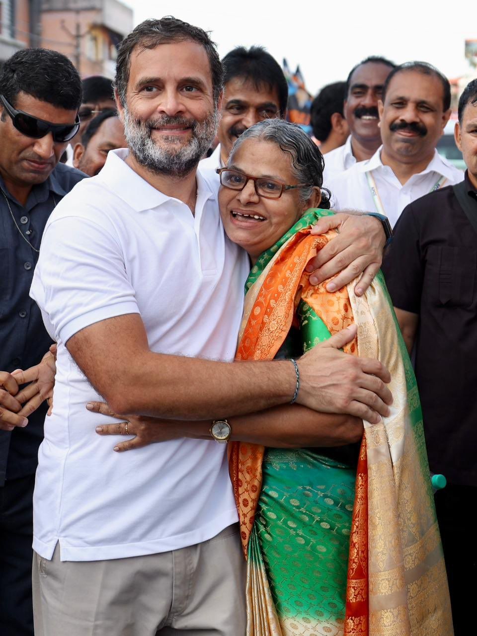 Bharat Jodo Yatra: old women hugged Rahul and wept - Satya Hindi