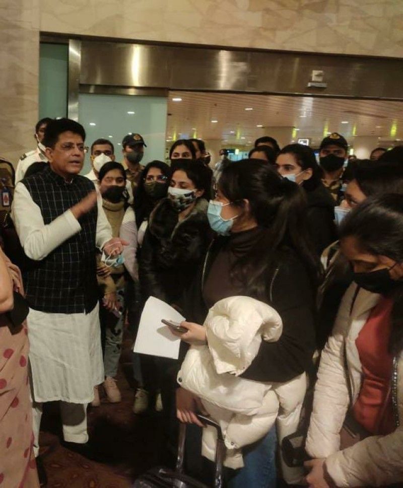 Minister Piyush Goyal happily went inside to welcome the students as soon as the flight landed in Mumbai - Satya Hindi