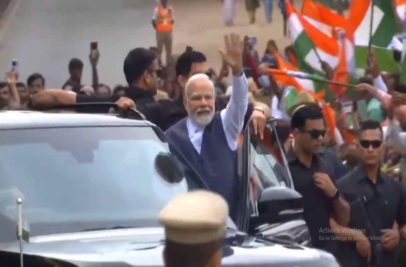 पीएम मोदी रोड शो करते हुए इसरो पहुंचे...वैज्ञानिकों को बधाई इवेंट बना