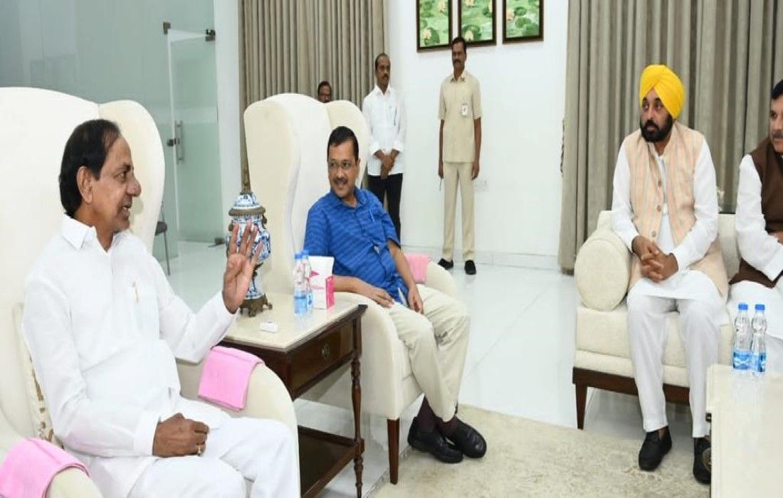 केजरीवाल से मुलाकात के बाद केसीआर ने कहा- इमरजेंसी से भी बुरे हालात