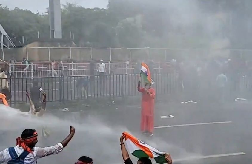 कोलकाताः प्रदर्शनकारियों का पुलिस पर पथराव, बैरिकेड तोड़े,&nbsp;जवाब में पानी की बौछार, लाठीचार्ज&nbsp;