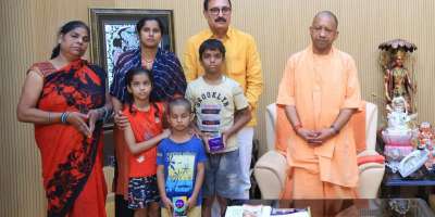 UP: Death in police custody, chocolates given to Mohit Pandey children, photo with Yogi - Satya Hindi