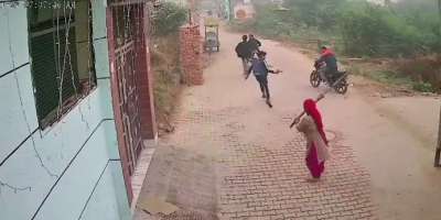 haryana woman chases away ganster attackers with broom - Satya Hindi