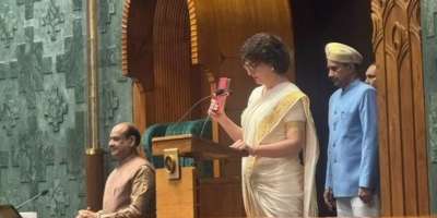 Parliament: Priyanka Gandhi takes oath as Wayanad MP with constitution in hand - Satya Hindi