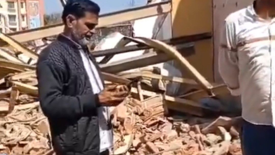 रैट माइनर वकील हसन के मकान पर डीडीए ने चलाया बुलडोजर&nbsp;