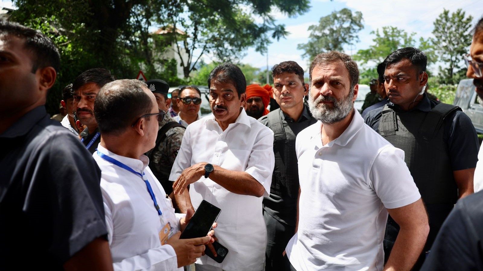 हेलीकॉप्टर से&nbsp;चूड़ाचांदपुर के राहत शिविर पहुंच लोगों से मिले&nbsp;राहुल गांधी
