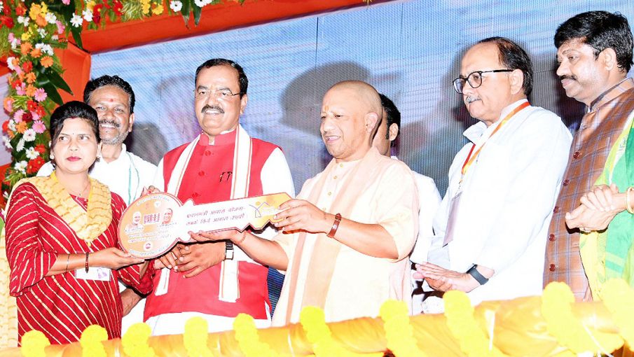 योगी ने हत्या के बाद अतीक अहमद की जब्त जमीन पर बने 76 फ्लैट बाँटे