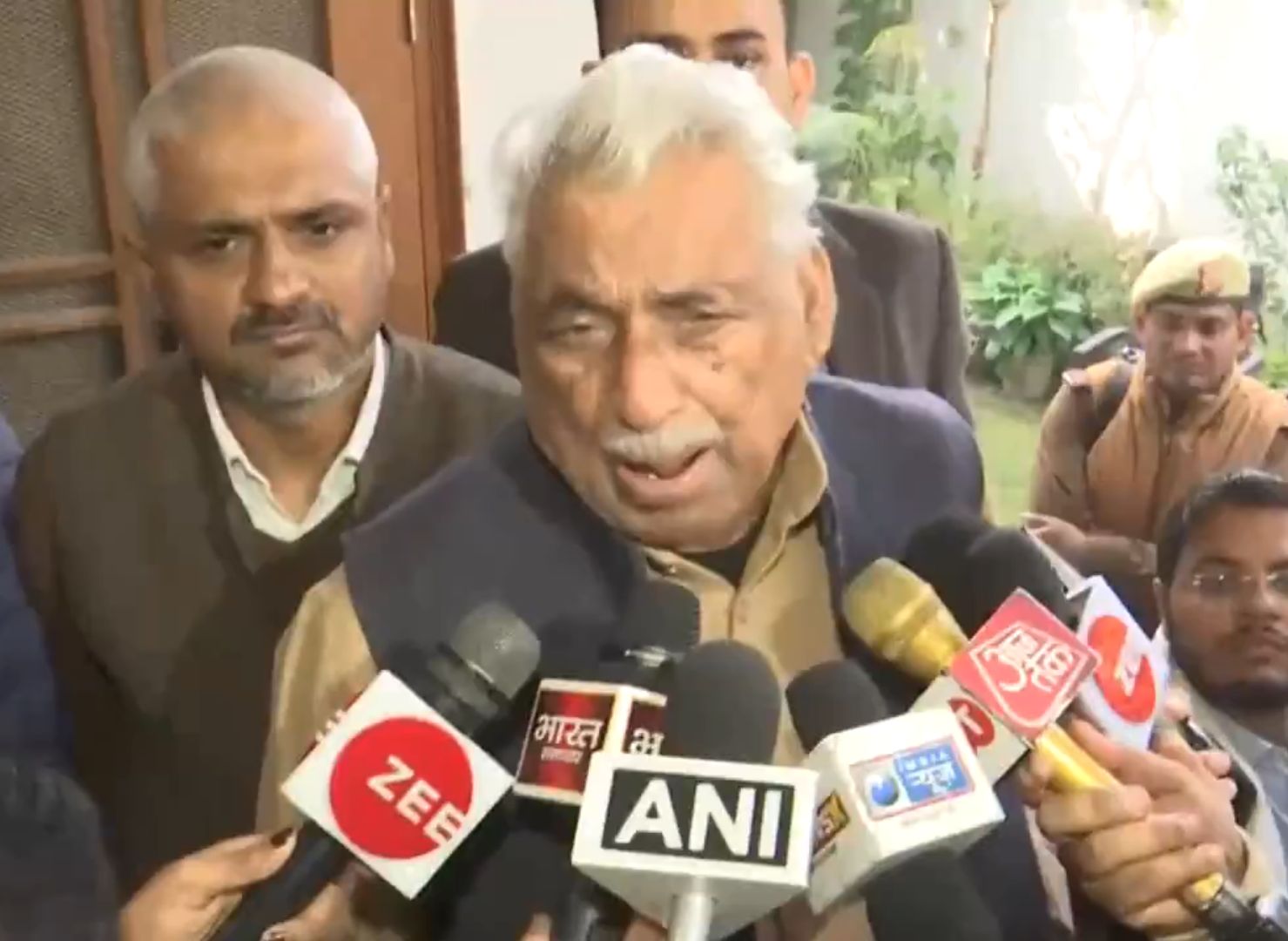 संभल हिंसाः सपा नेताओं को जाने से रोका, विवाद, 10 दिसंबर तक एंट्री बैन