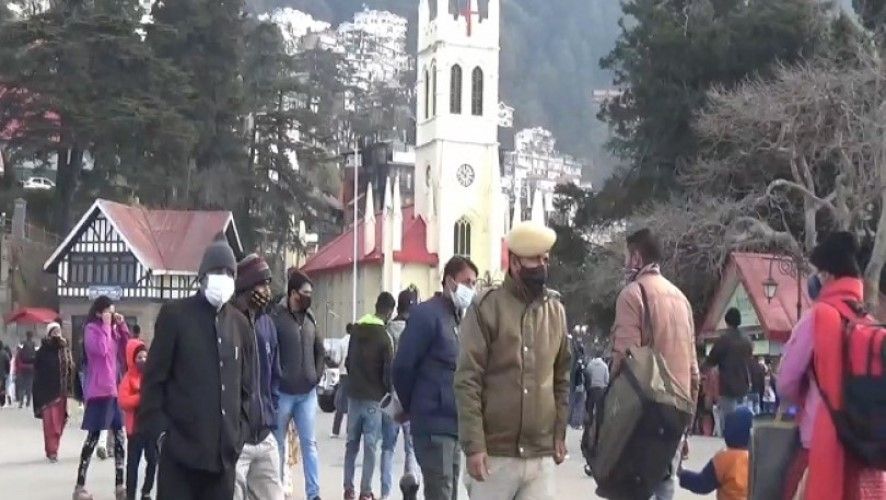 कोरोनाः दिल्ली में मंदिर बंद लेकिन हजारों लोग नया साल मनाने शिमला, मनाली पहुंचे