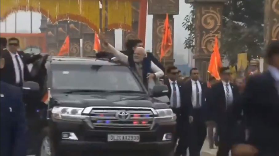 अयोध्या में पीएम ने किया हवाई अड्डे, पुनर्निर्मित रेलवे स्टेशन का उद्घाटन